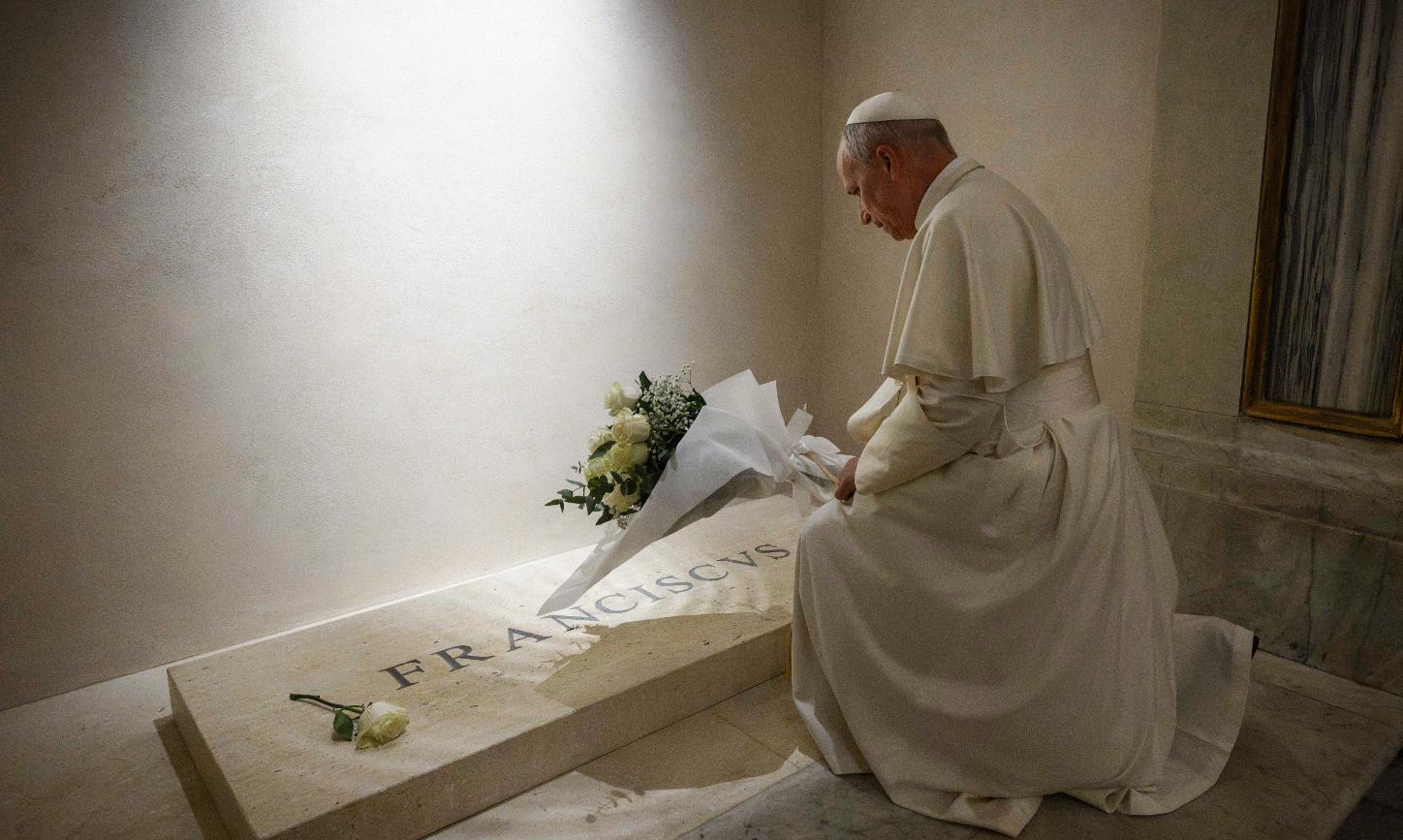 Papst Leo am Grab von Papst Franziskus in der Basilika Santa Maria Maggiore.