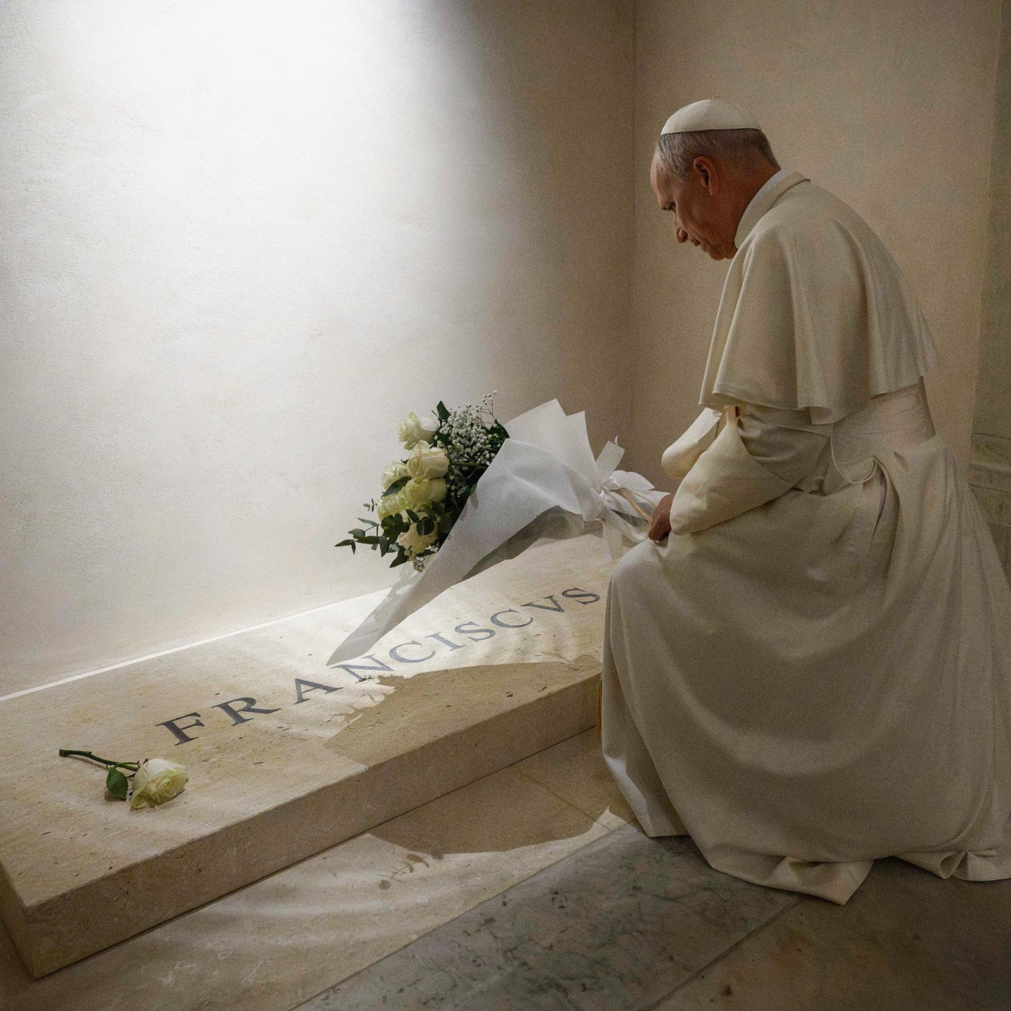 Papst Leo am Grab von Papst Franziskus in der Basilika Santa Maria Maggiore.