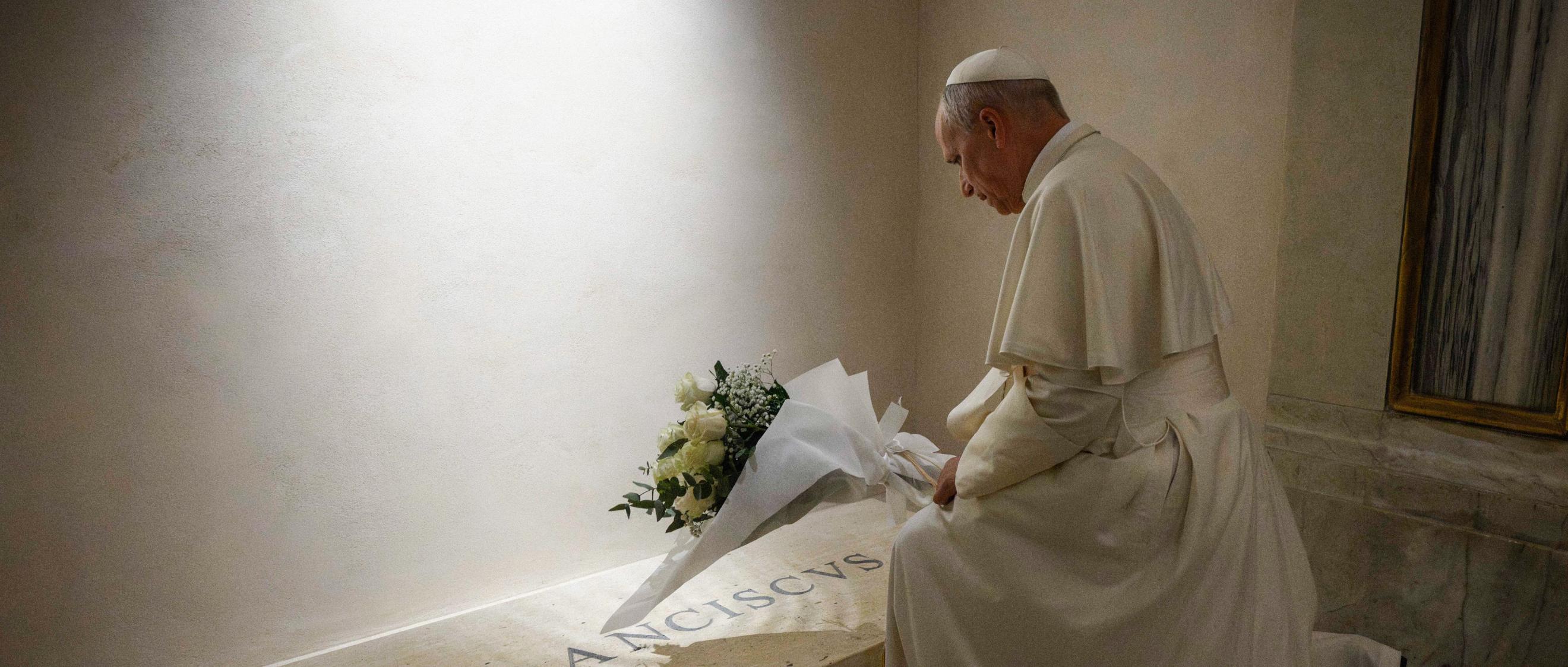 Papst Leo am Grab von Papst Franziskus in der Basilika Santa Maria Maggiore.