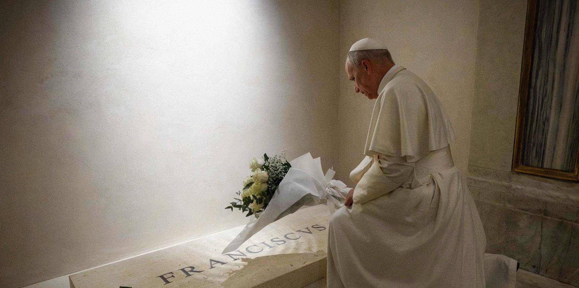 Papst Leo am Grab von Papst Franziskus in der Basilika Santa Maria Maggiore.