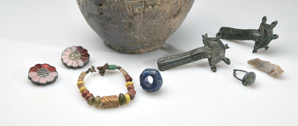 Ringe, Schmuck und eine alte Vase