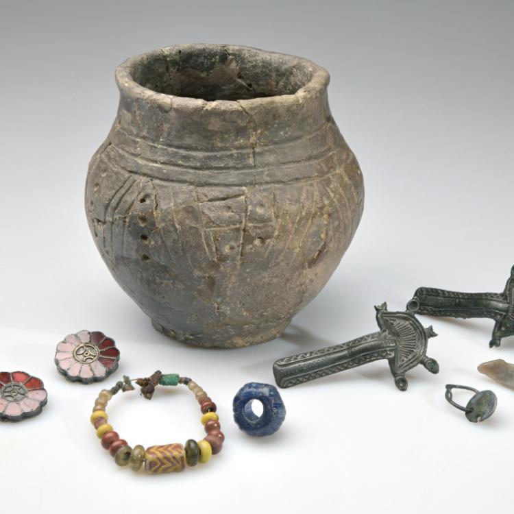 Ringe, Schmuck und eine alte Vase