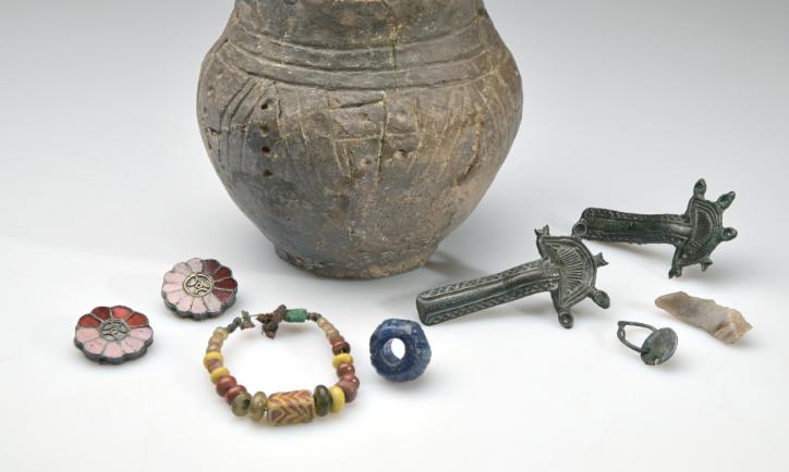 Ringe, Schmuck und eine alte Vase