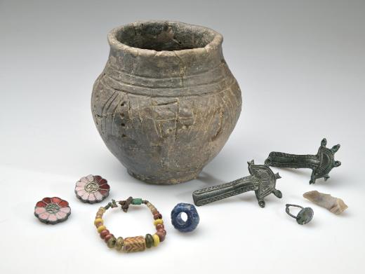 Ringe, Schmuck und eine alte Vase