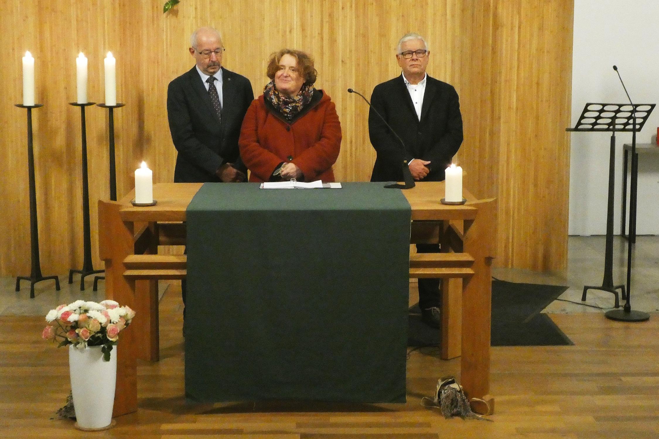 Joachim Hipfel, Pascale Jung sowie Wolfgang Schmidt (evangelischer Kirchenkreis Saar-West, von links) beim Gottesdienst in der Friedenskirche.