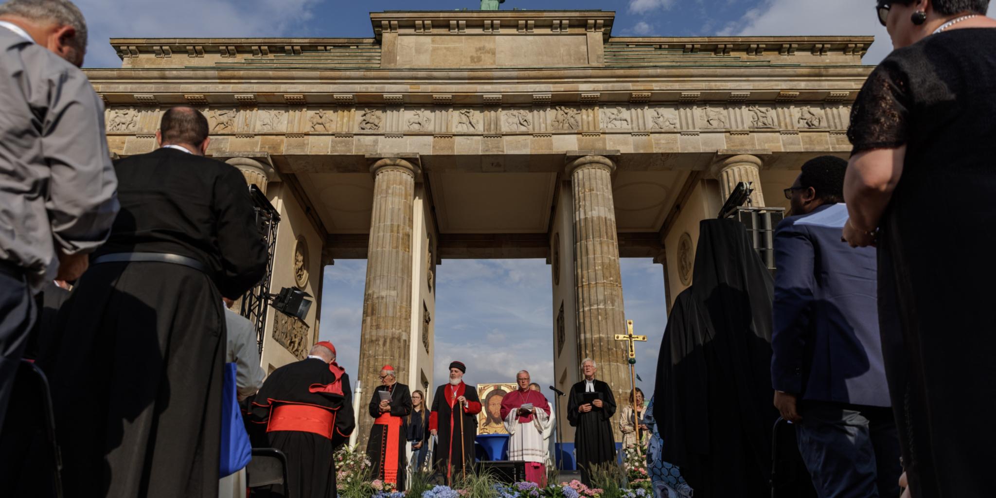 Die Schlusskundgebung des Internationalen Friedenstreffens fand am Brandenburger Tor in Berlin statt. (c) Gordon Welters/KNA Die Schlusskundgebung des Internationalen Friedenstreffens fand am Brandenburger Tor in Berlin statt.