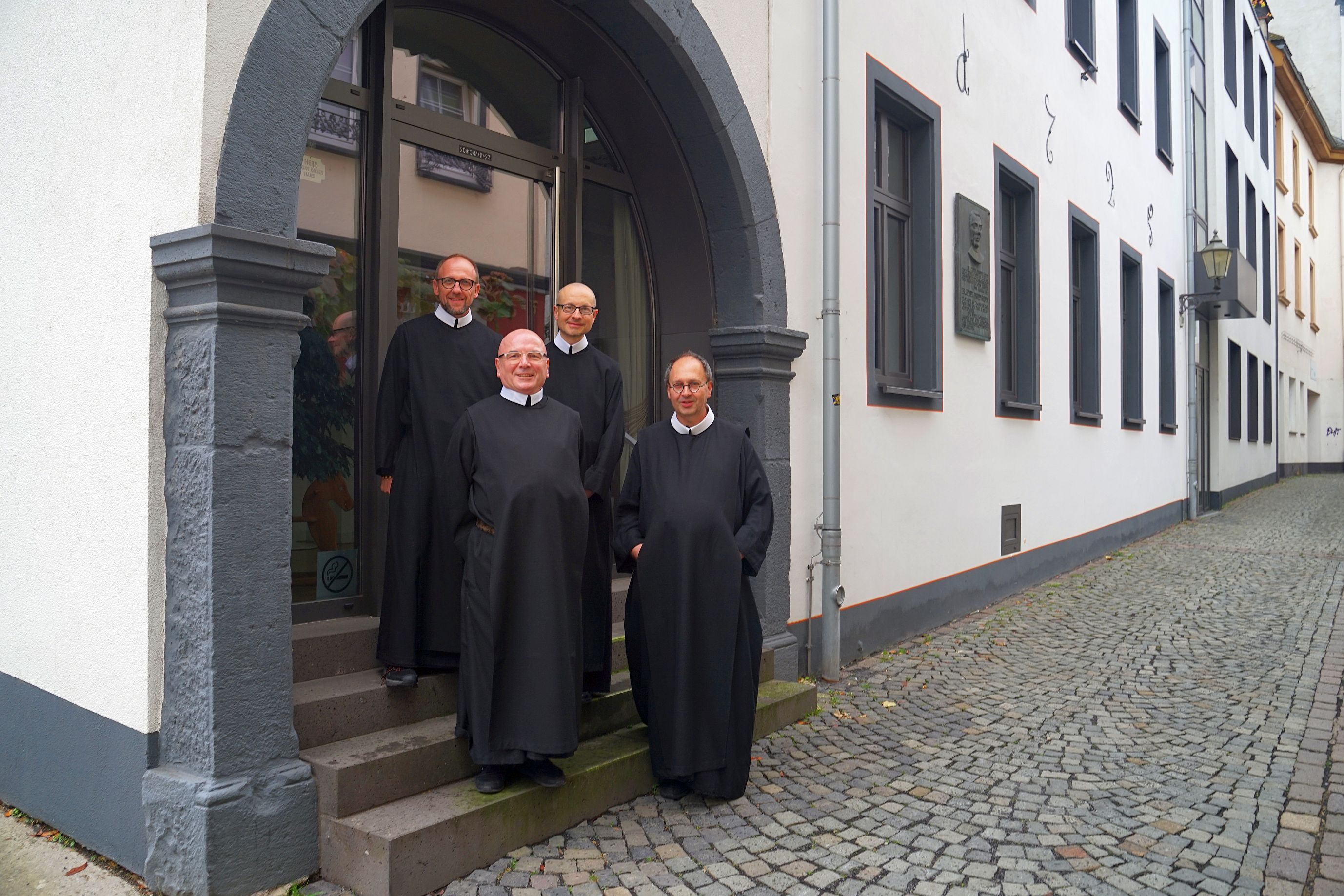 Die Brüder Antonius Joos, Bernhard Hettinger, Martin Grochowski und Christophorus Maria Schmitt (von links) vor dem Peter-Friedhofen-Haus.