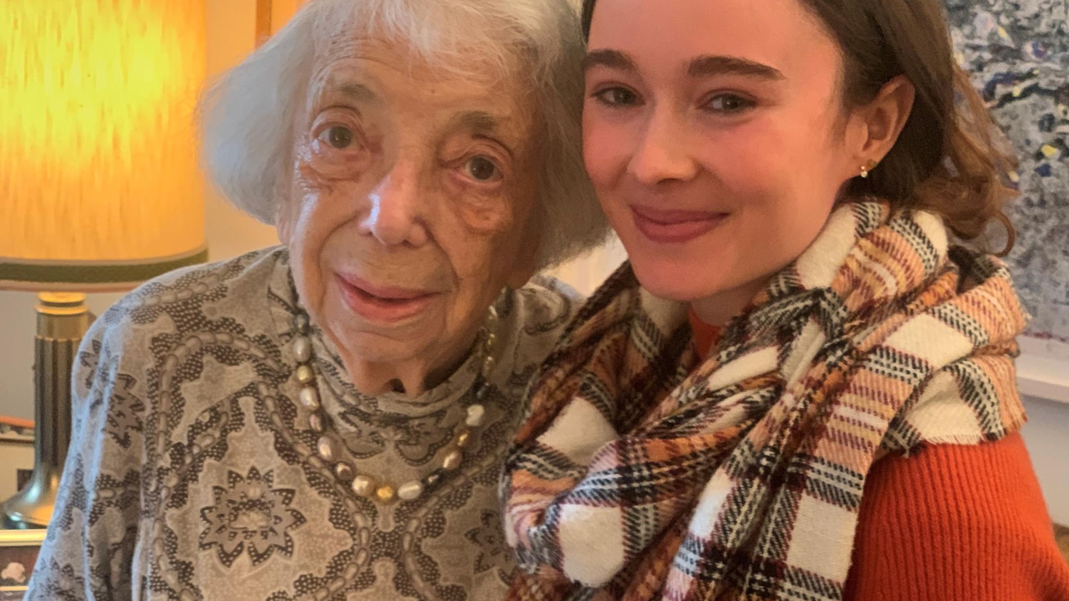 Margot Friedländer mit Darstellerin Julia Anna Grob, die im Film die junge Margot spielt.