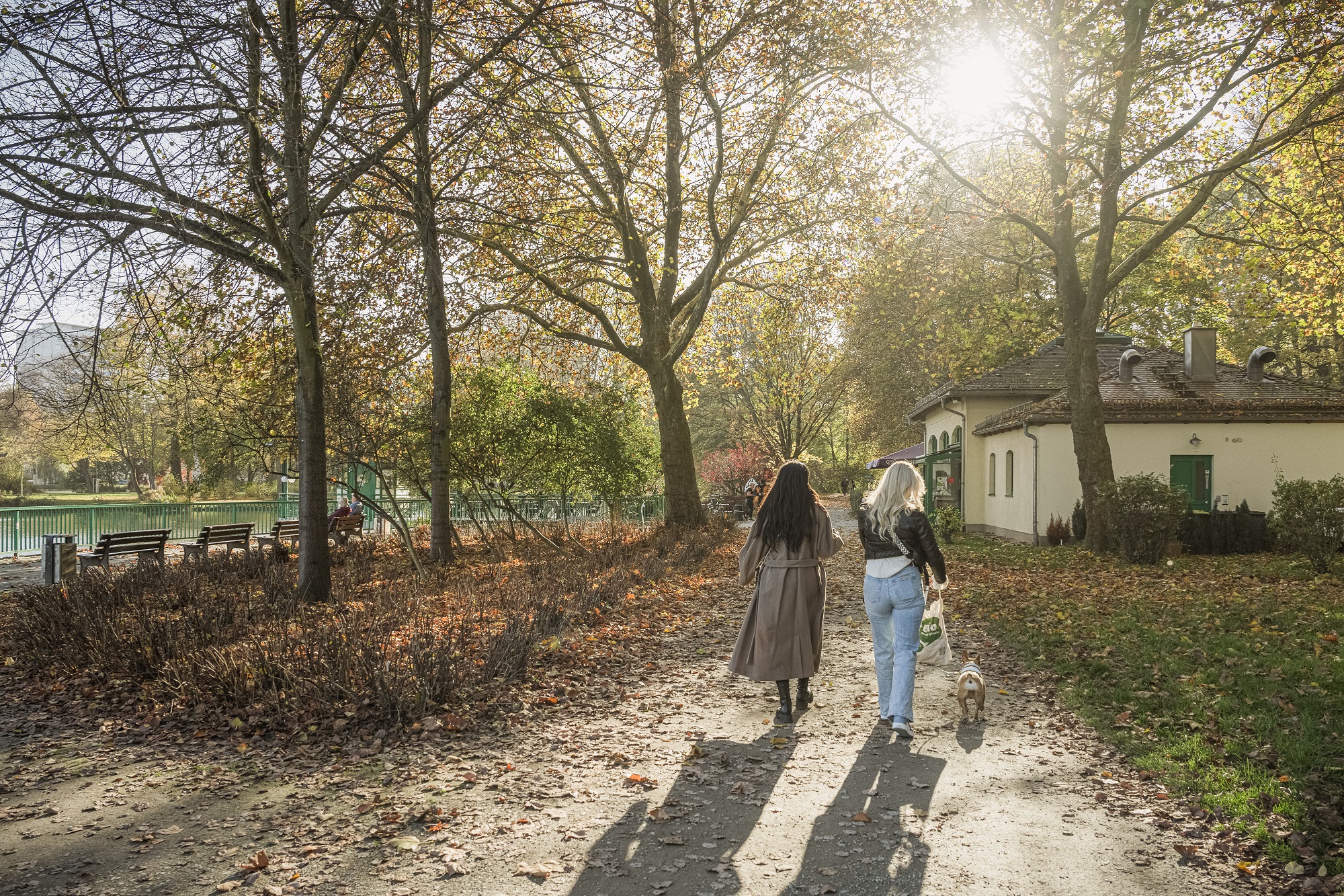 Zwei Frauen mit Hund bei Spaziergang.