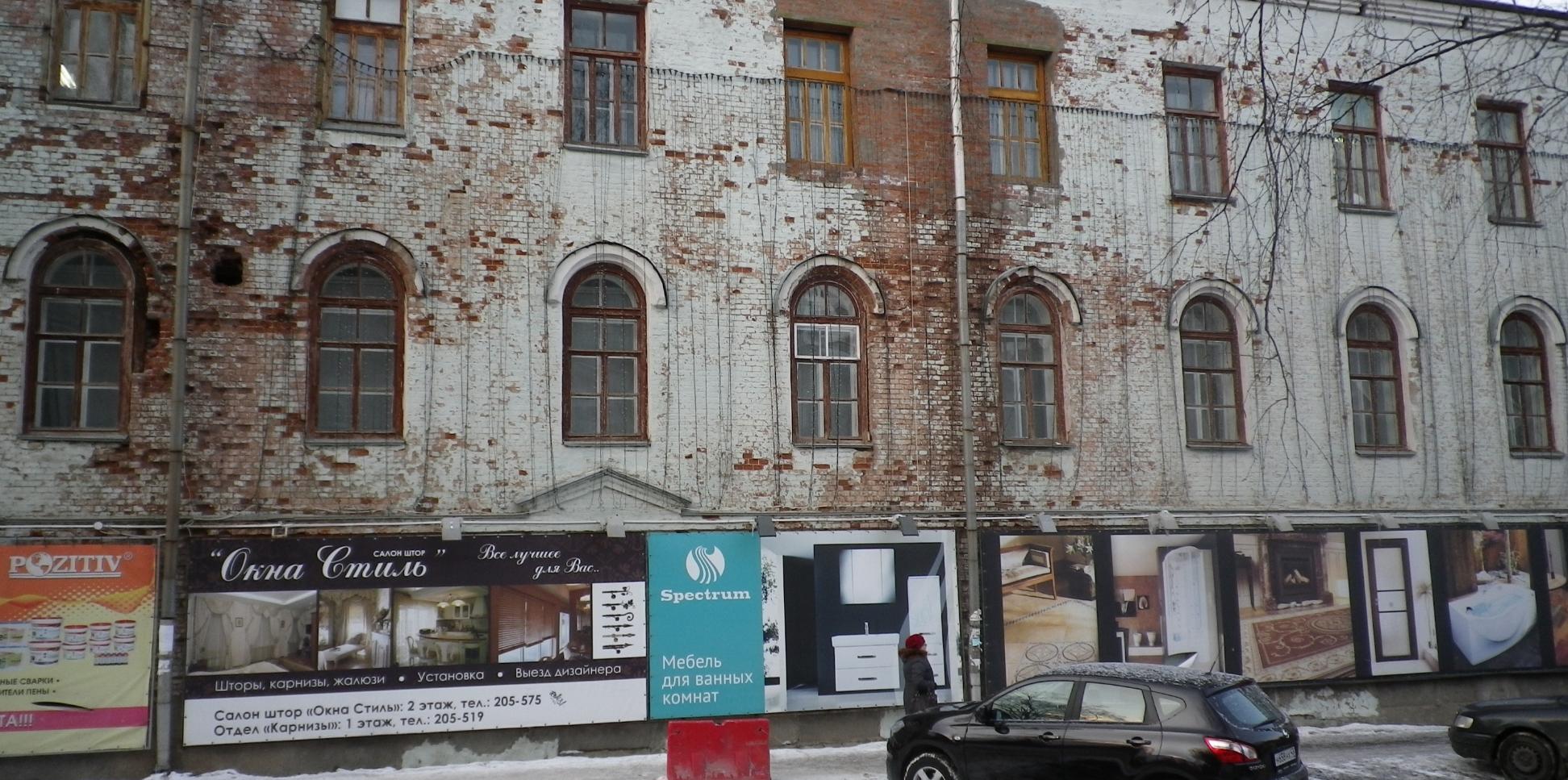 Marode wirkender grauer Betonbau