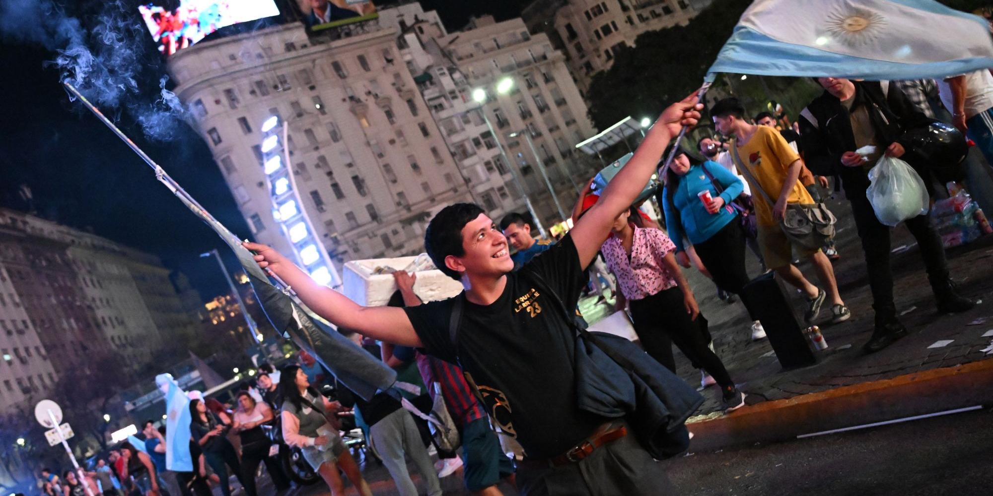 Junge Anhaenger feiern in Buenos Aires den Wahlsieg von Javier Milei bei den Praesidentschaftswahlen in Argentinien