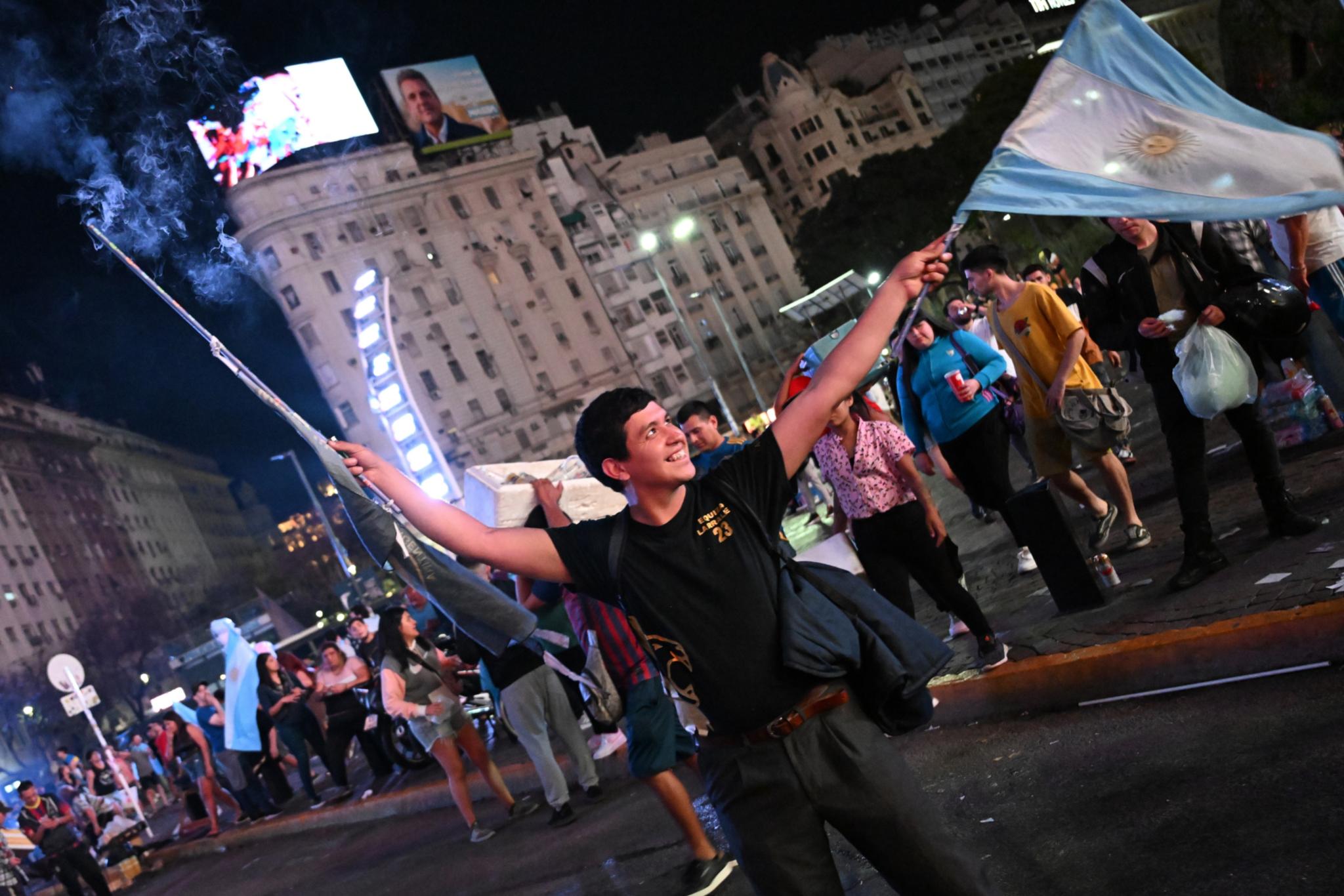 Junge Anhaenger feiern in Buenos Aires den Wahlsieg von Javier Milei bei den Praesidentschaftswahlen in Argentinien