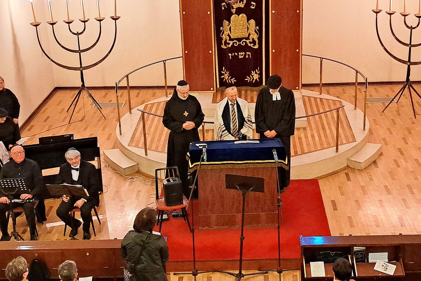 Christliche und jüdische Gläubige beteten gemeinsam in der Synagoge.