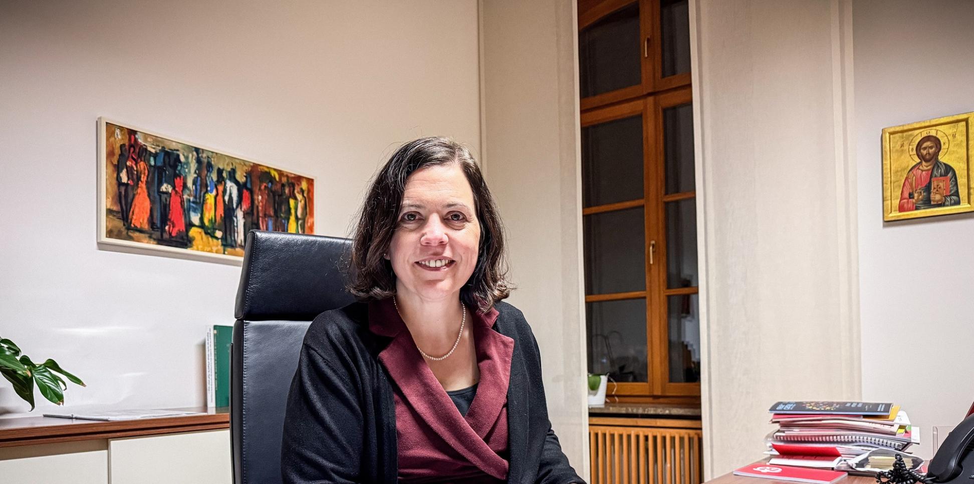 Stephanie Rieth, die Bevollmächtigte des Generalvikars von Mainz am Schreibtisch.