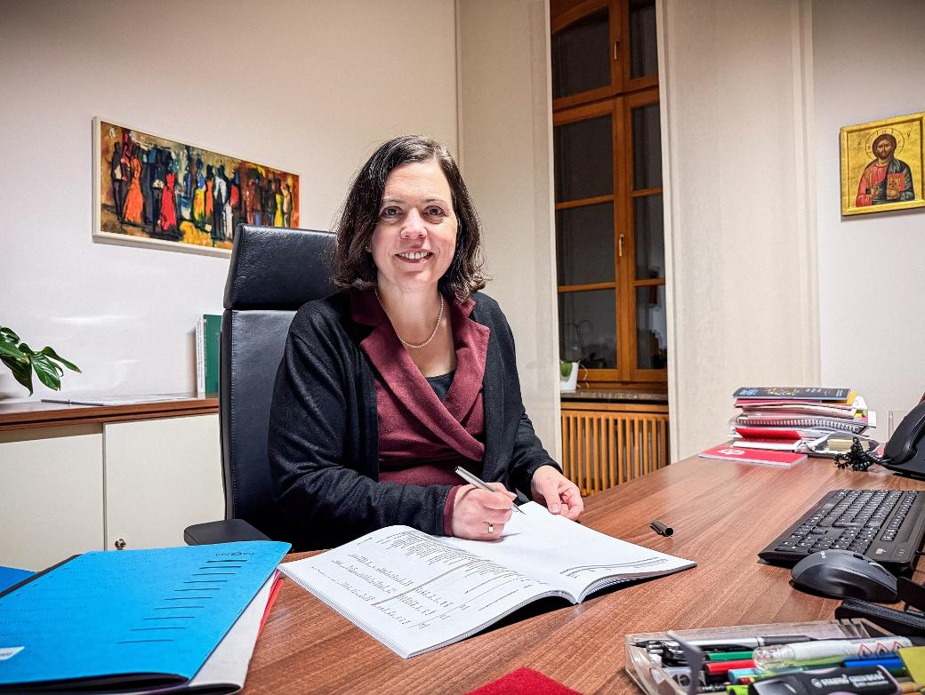 Stephanie Rieth, die Bevollmächtigte des Generalvikars von Mainz am Schreibtisch.