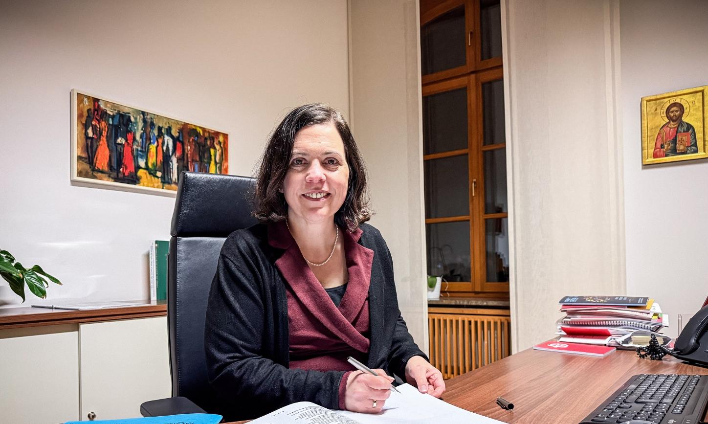 Stephanie Rieth, die Bevollmächtigte des Generalvikars von Mainz am Schreibtisch.