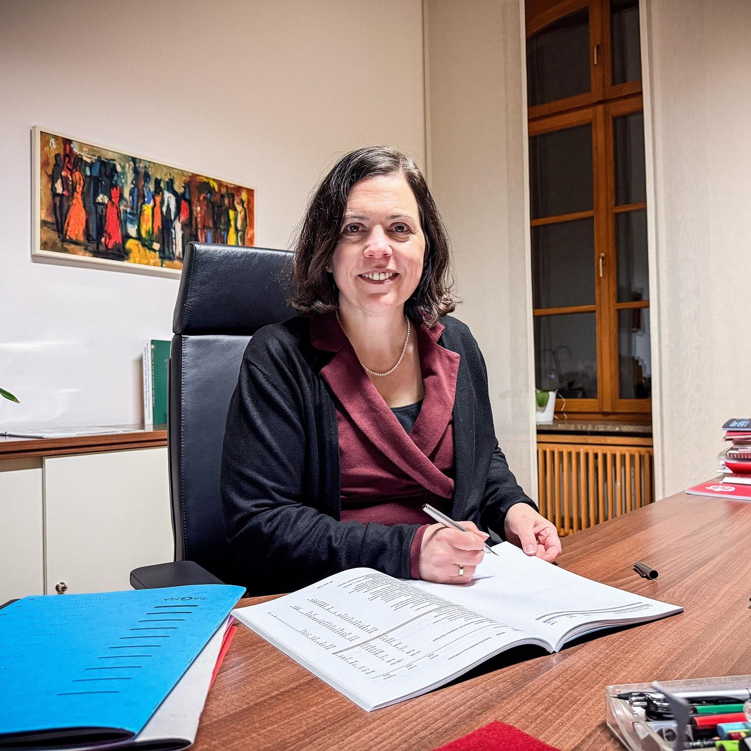 Stephanie Rieth, die Bevollmächtigte des Generalvikars von Mainz am Schreibtisch.