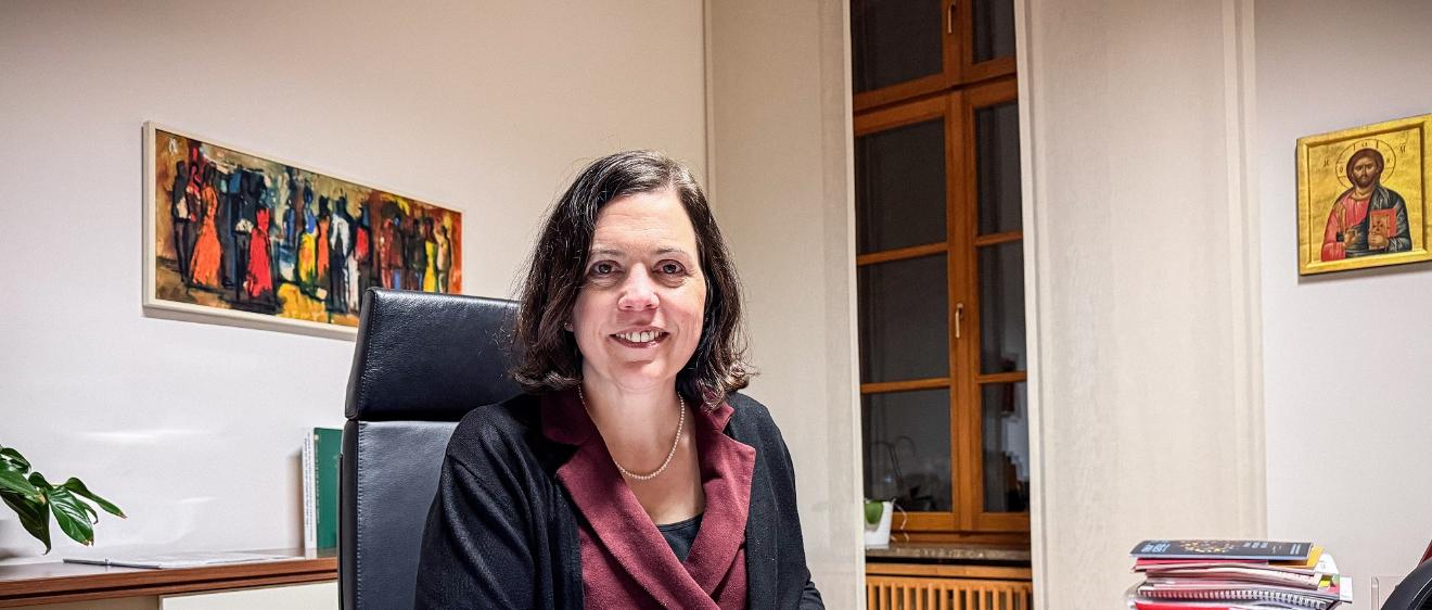 Stephanie Rieth, die Bevollmächtigte des Generalvikars von Mainz am Schreibtisch.