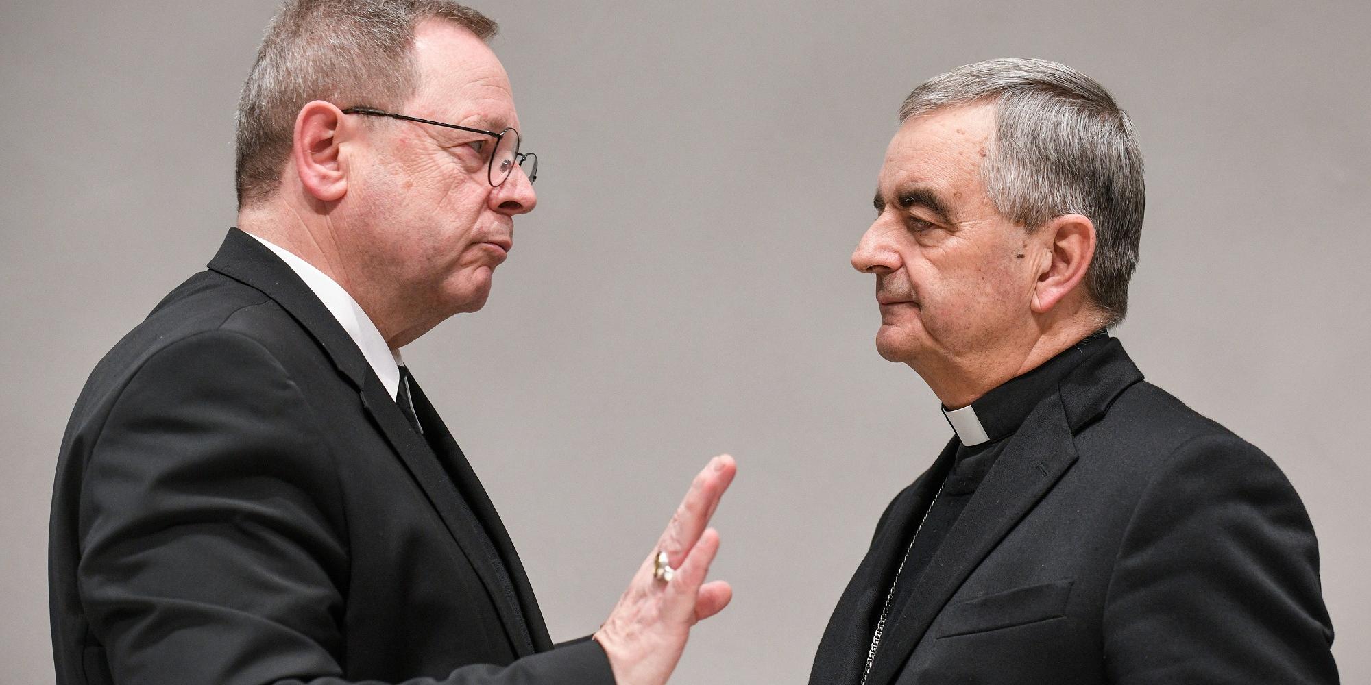 Bischof Georg Bätzing (links) und Papstbotschafter Nikola Eterovic bei der Frühjahrsvollversammlung der deutschen Bischöfe.