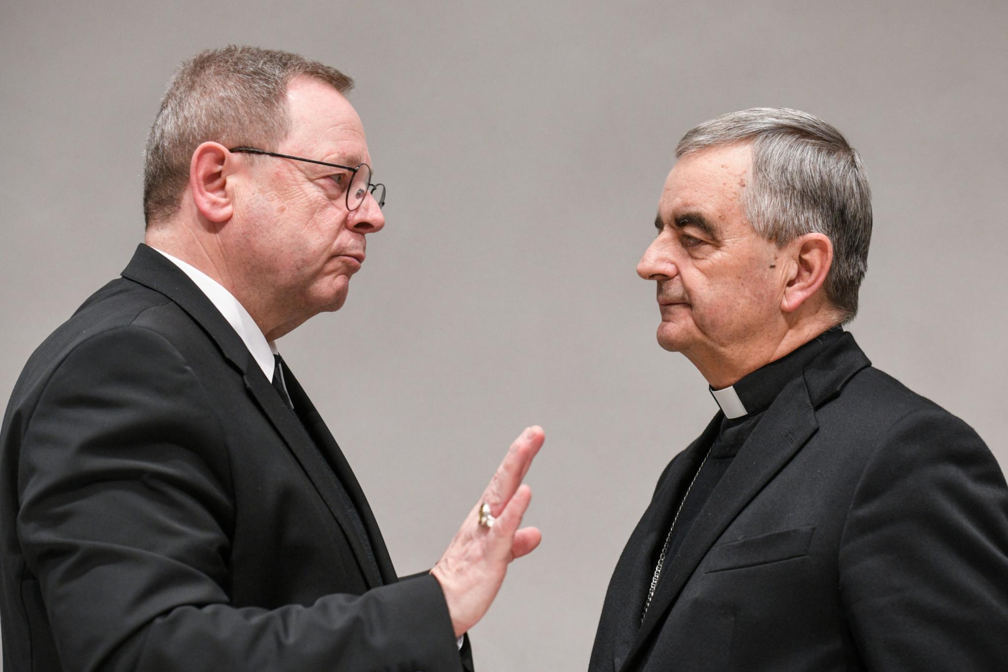 Bischof Georg Bätzing (links) und Papstbotschafter Nikola Eterovic bei der Frühjahrsvollversammlung der deutschen Bischöfe.