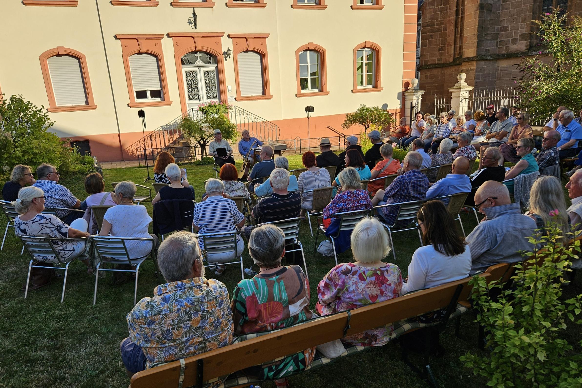 Zuhörer im Pfarrgarten
