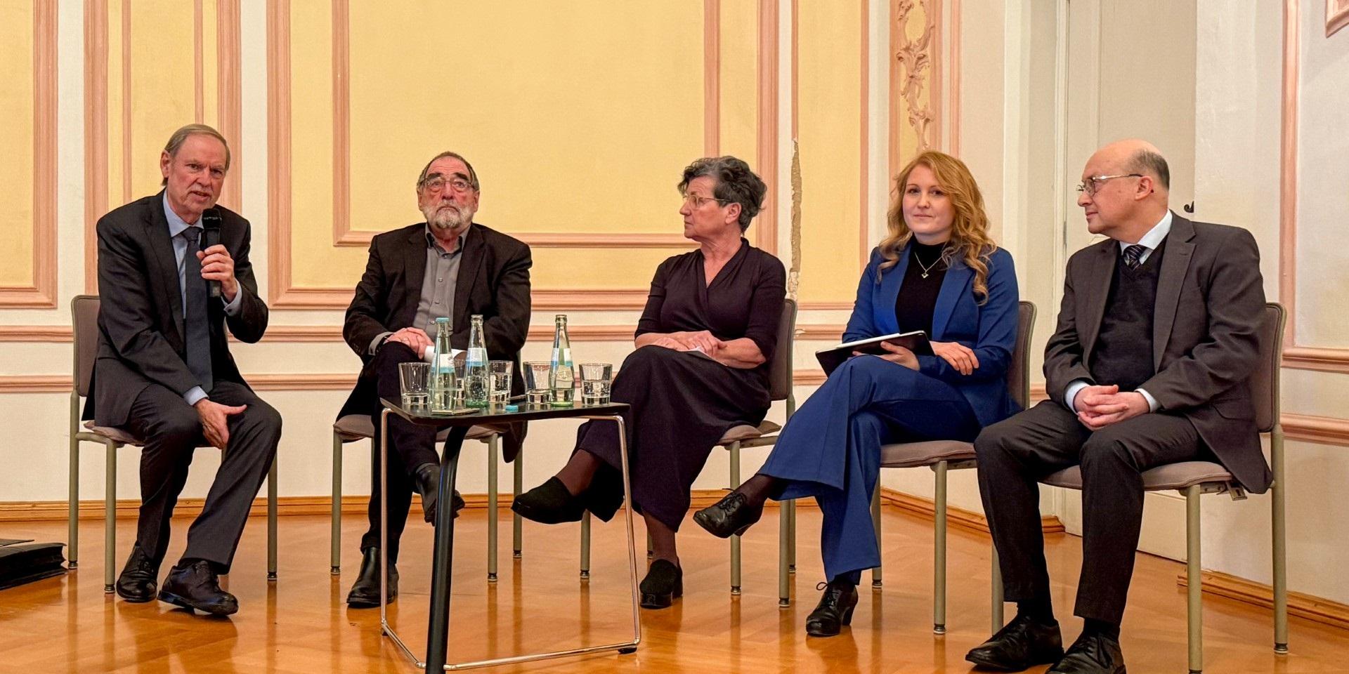 Über Für und Wider zum Thema Assistierter Suizid diskutieren (von links) Prof. Andreas Euler, Prof. Robert Roßbruch, Ruth Krell, Prof. Carina Dorneck und Prof. Johannes Brantl.