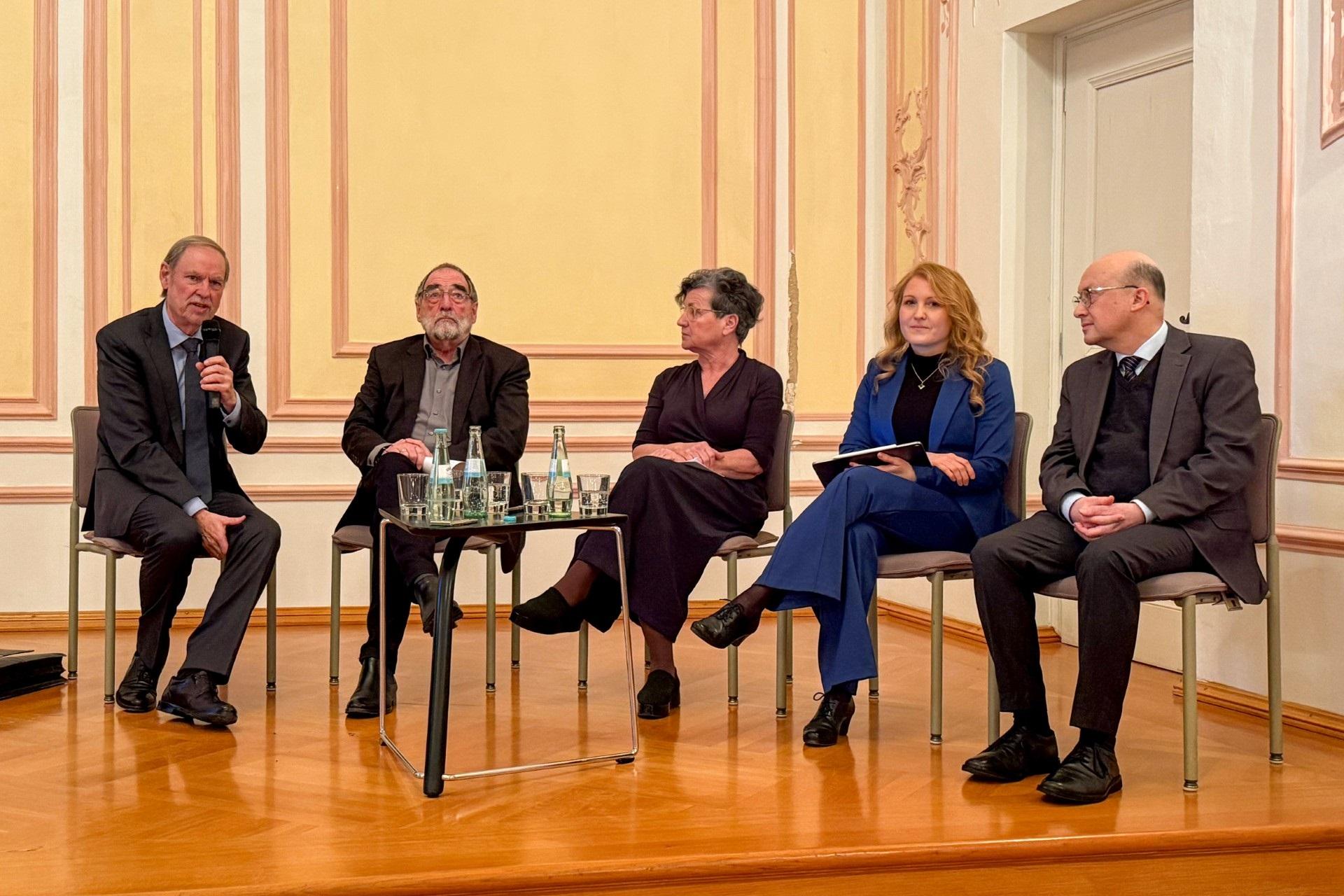 Über Für und Wider zum Thema Assistierter Suizid diskutieren (von links) Prof. Andreas Euler, Prof. Robert Roßbruch, Ruth Krell, Prof. Carina Dorneck und Prof. Johannes Brantl.