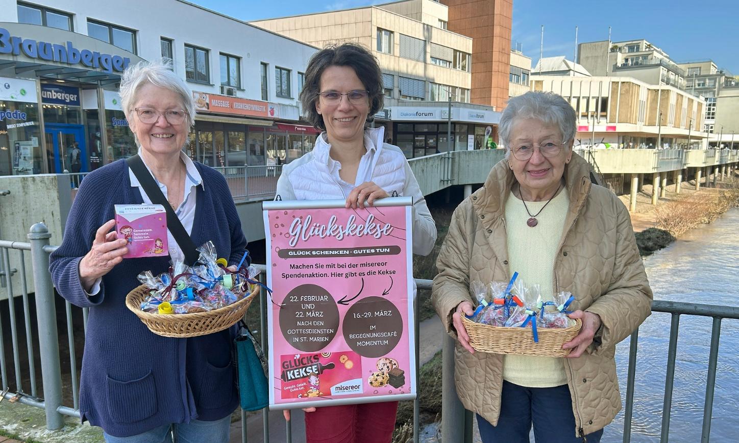 Charlotte Ebert, Jennifer Schmitt und Margot Baus (von links) präsentieren selbstgebackene Glückskekse, die sie in der Fastenzeit gegen eine Spende  abgeben.