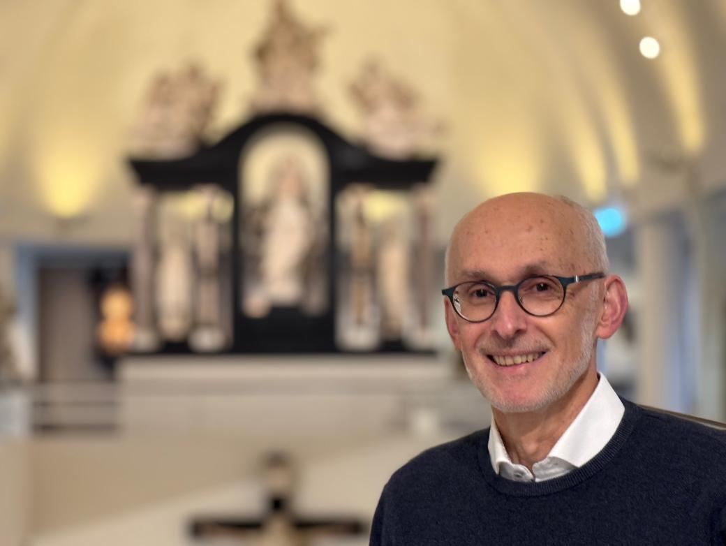 Markus Groß-Morgen vor einem seiner Lieblings-orte im Museum: dem Grabaltar für Erzbischof Karl Kaspar von der Leyen. Der Altar war Thema seiner kunsthistorischen Magisterarbeit und führte ihn letztlich ans  „Bischöfliche  Museum“.