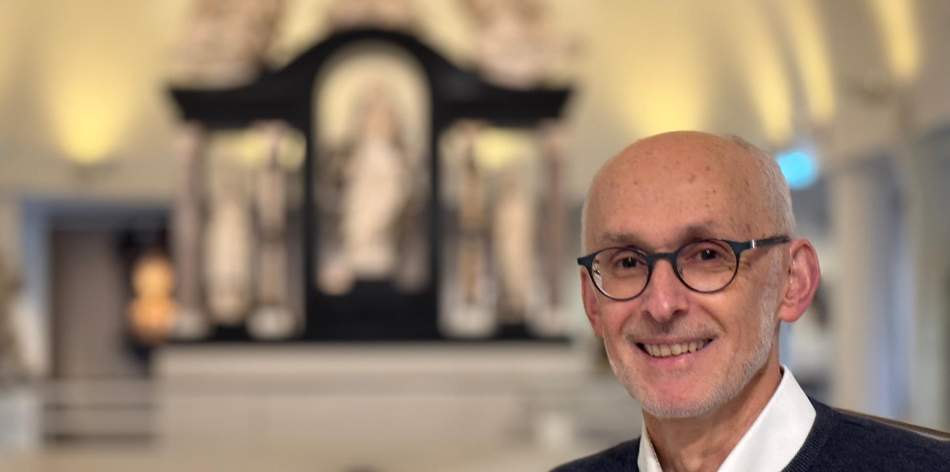 Markus Groß-Morgen vor einem seiner Lieblings-orte im Museum: dem Grabaltar für Erzbischof Karl Kaspar von der Leyen. Der Altar war Thema seiner kunsthistorischen Magisterarbeit und führte ihn letztlich ans  „Bischöfliche  Museum“.