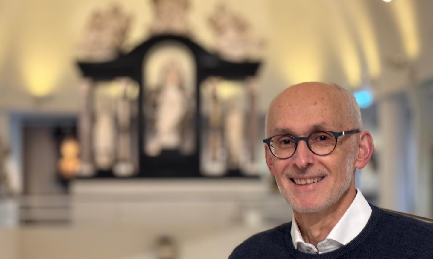 Markus Groß-Morgen vor einem seiner Lieblings-orte im Museum: dem Grabaltar für Erzbischof Karl Kaspar von der Leyen. Der Altar war Thema seiner kunsthistorischen Magisterarbeit und führte ihn letztlich ans  „Bischöfliche  Museum“.