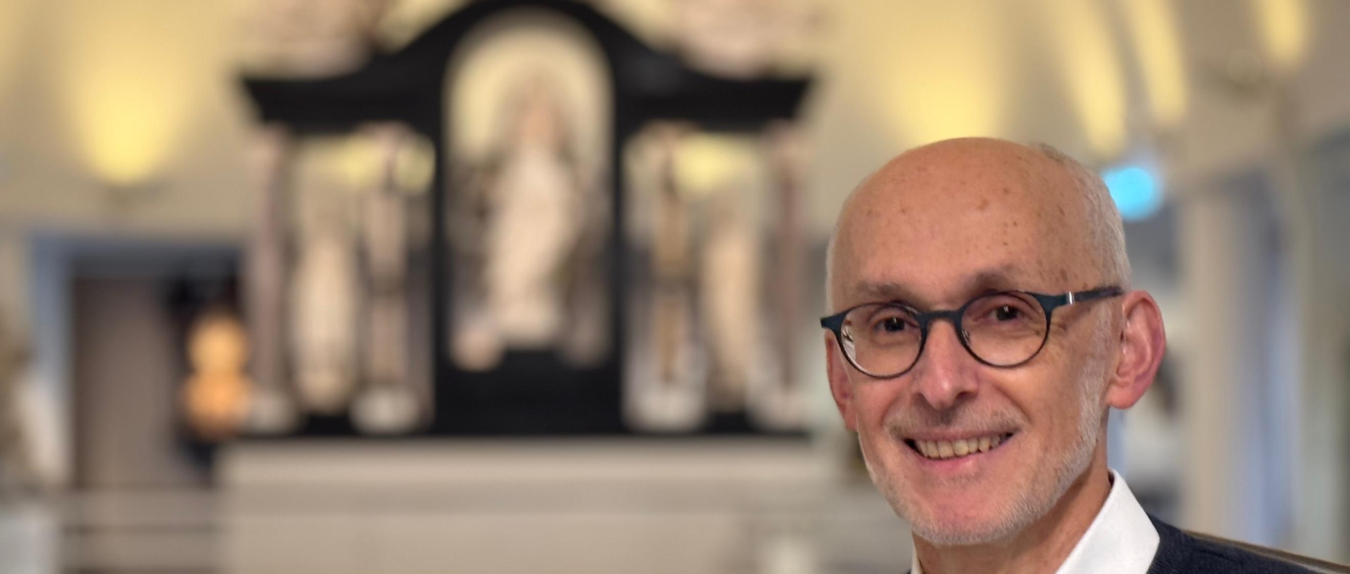 Markus Groß-Morgen vor einem seiner Lieblings-orte im Museum: dem Grabaltar für Erzbischof Karl Kaspar von der Leyen. Der Altar war Thema seiner kunsthistorischen Magisterarbeit und führte ihn letztlich ans  „Bischöfliche  Museum“.