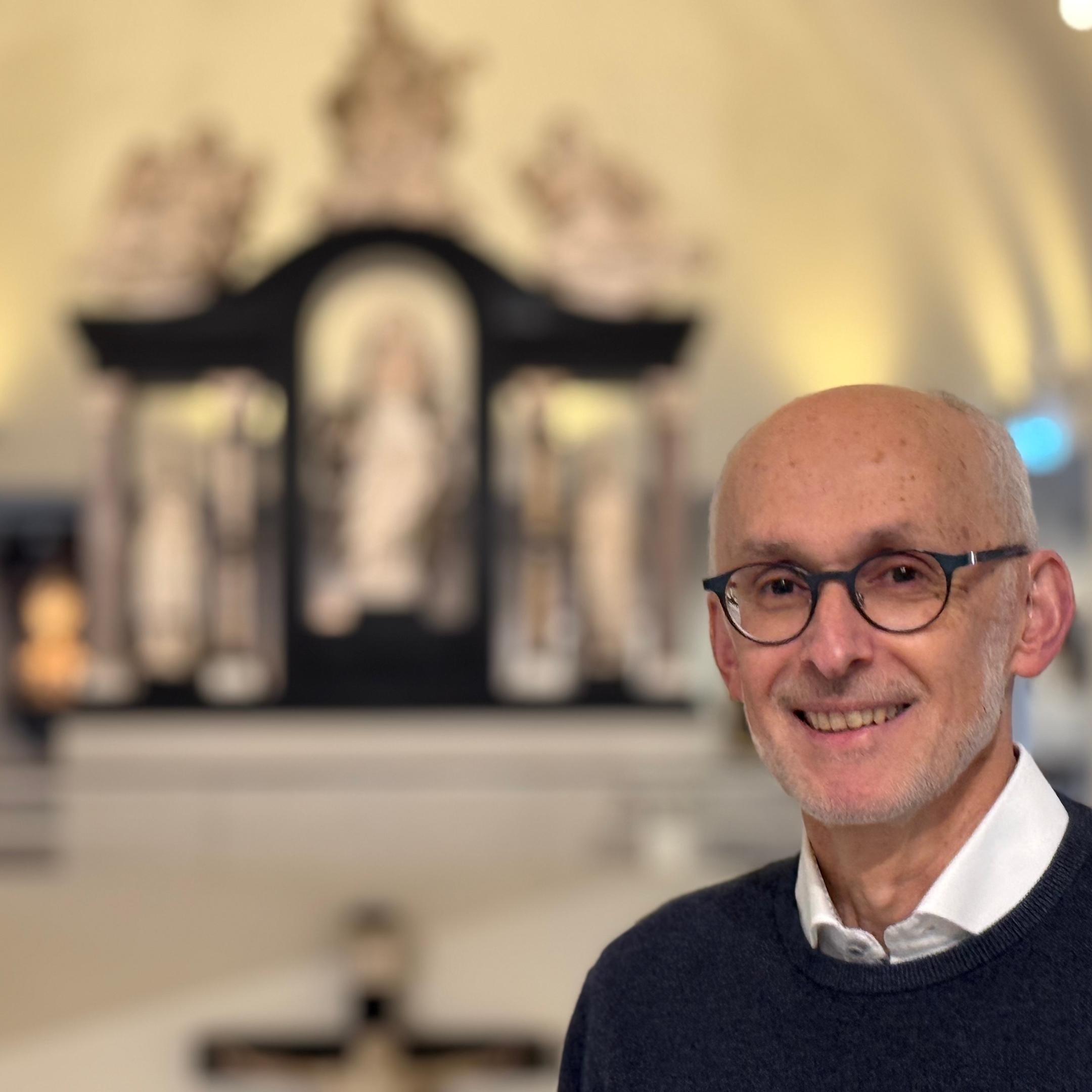 Markus Groß-Morgen vor einem seiner Lieblings-orte im Museum: dem Grabaltar für Erzbischof Karl Kaspar von der Leyen. Der Altar war Thema seiner kunsthistorischen Magisterarbeit und führte ihn letztlich ans  „Bischöfliche  Museum“.