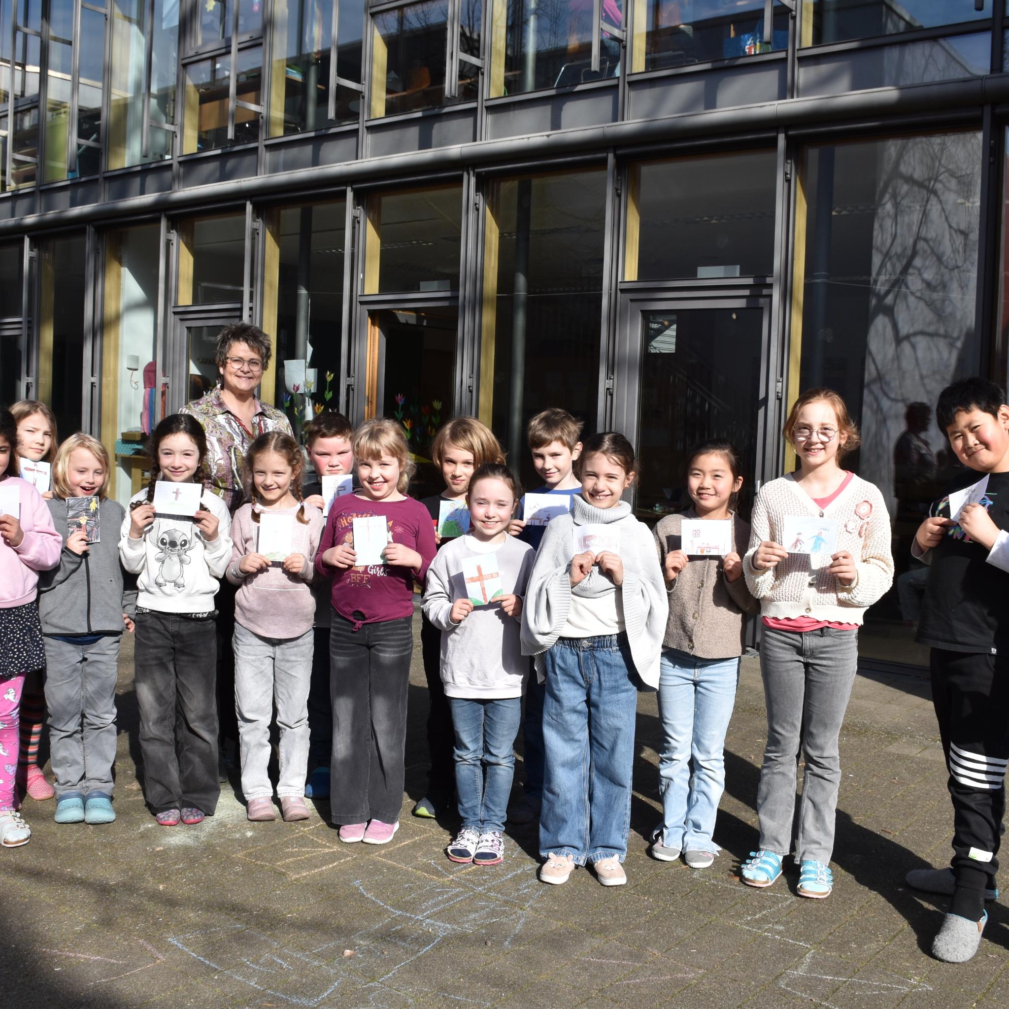 Eine Gruppe Grundschulkinder blickt lächelnd in die Kamera