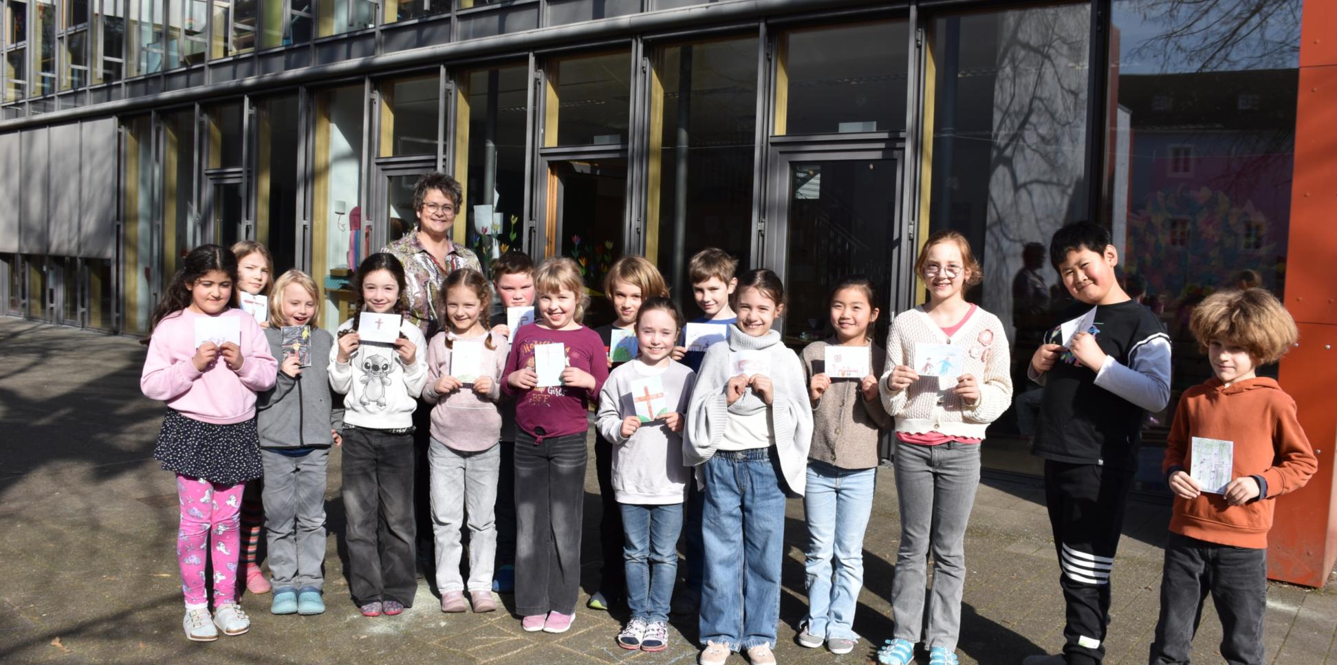 Eine Gruppe Grundschulkinder blickt lächelnd in die Kamera