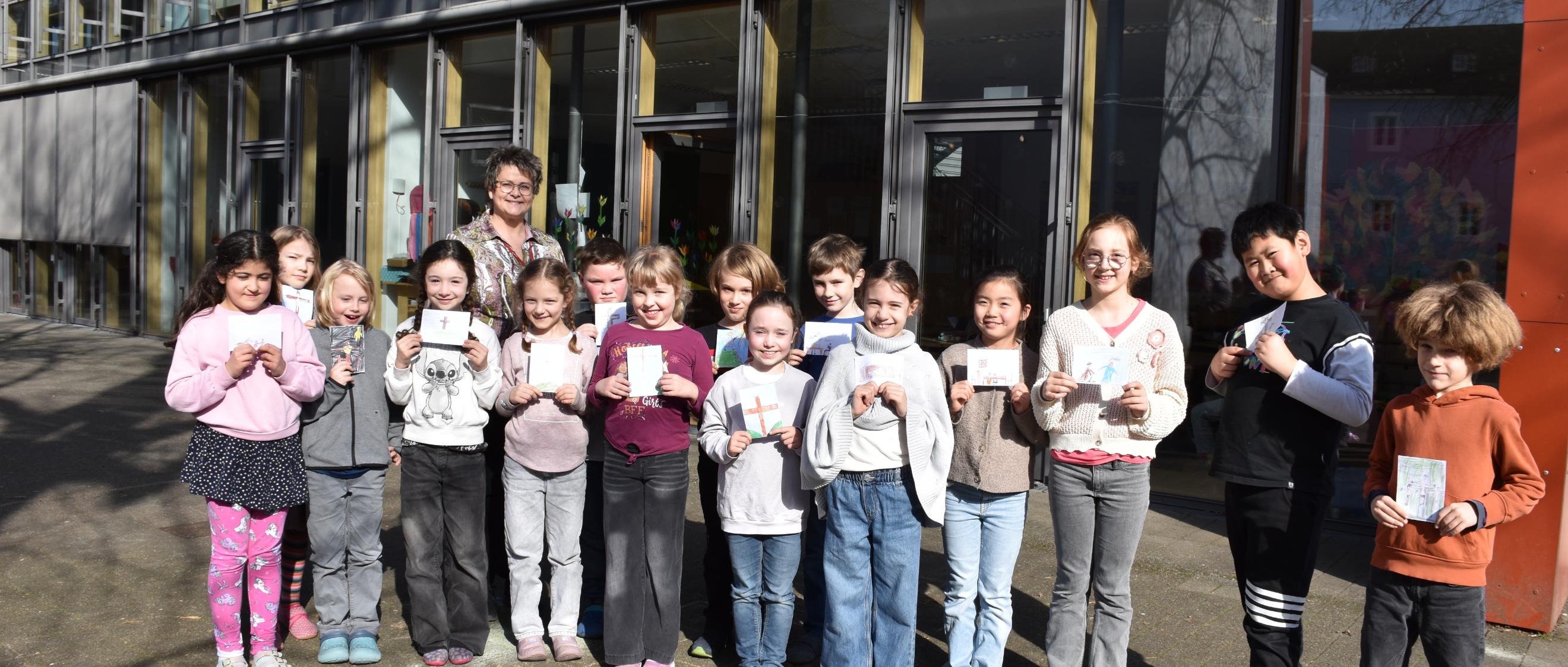 Eine Gruppe Grundschulkinder blickt lächelnd in die Kamera