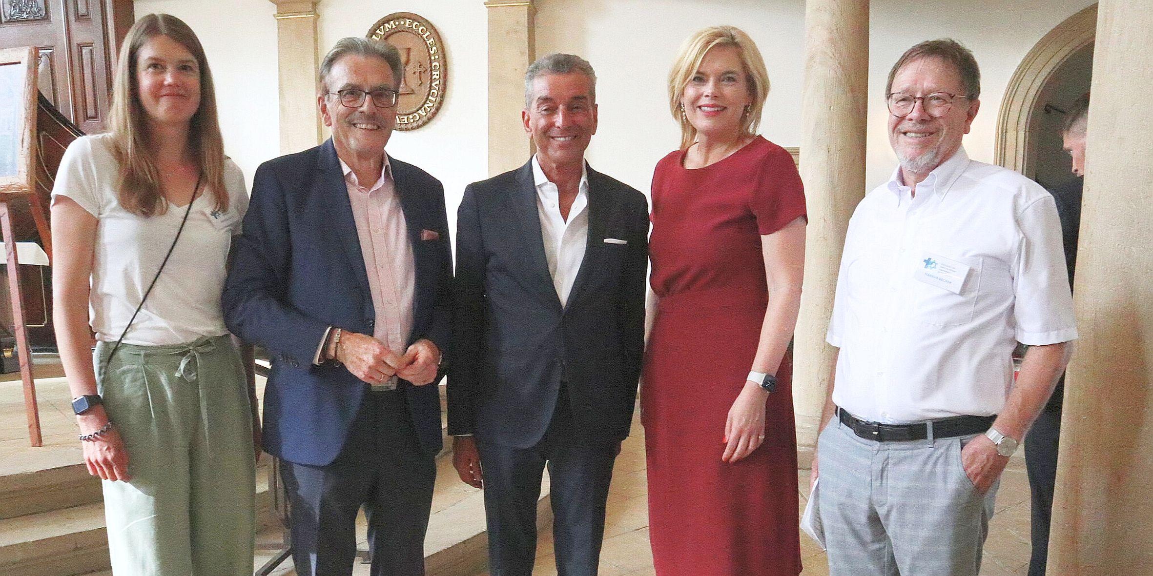 Michel Friedman (Mitte) und Julia Klöckner (Zweite von rechts) mit Abigajil Bock, Franz-Josef Diel (von links) sowie Markus Becker (rechts) von der Gesellschaft für Christlich-Jüdische Zusammenarbeit Bad Kreuznach. (c) Julia Fröder Michel Friedman (Mitte) und Julia Klöckner (Zweite von rechts) mit Abigajil Bock, Franz-Josef Diel (von links) sowie Markus Becker (rechts) von der Gesellschaft für Christlich-Jüdische Zusammenarbeit Bad Kreuznach.
