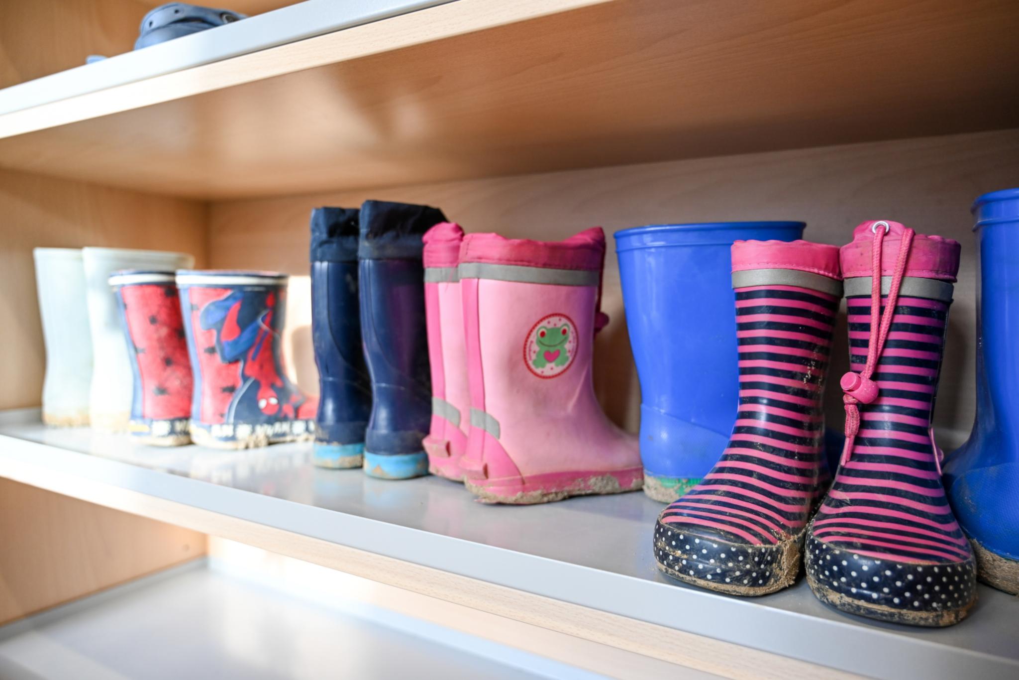 Kinder lieben bunte Gummistiefel. Rasch sammeln sich da gleich mehrere Paare an. Ob neue Schuhe wirklich nötig sind, sollte man sich vor dem Kauf unbedingt fragen.