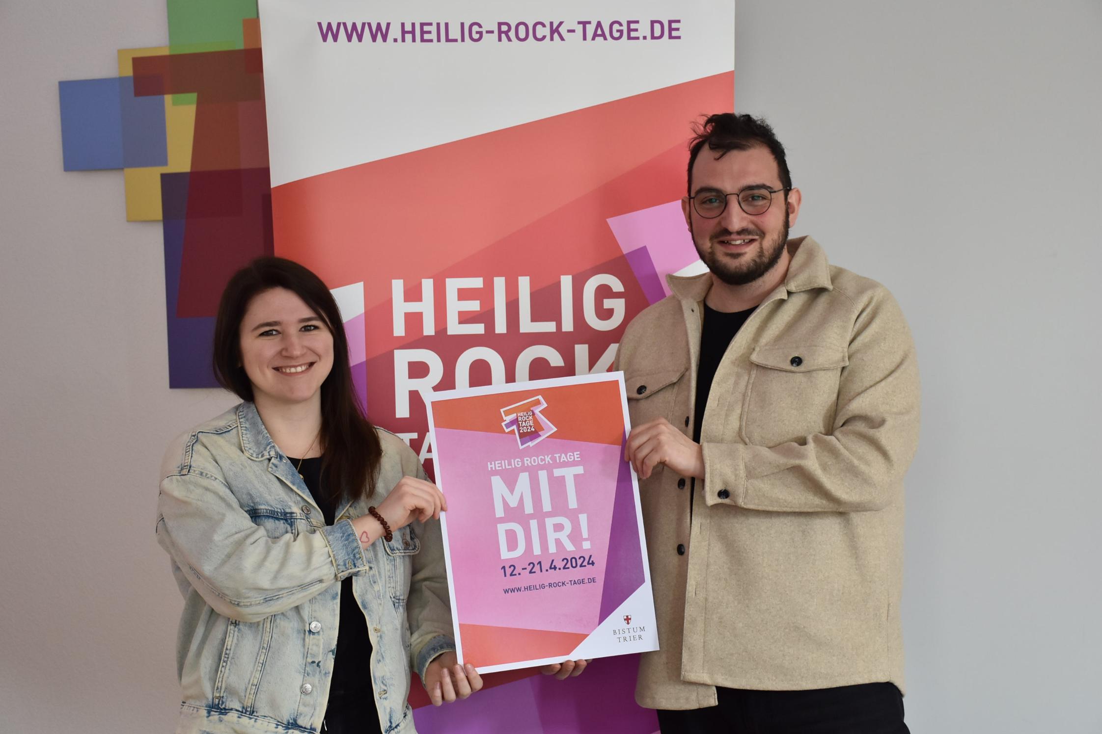 Isabell Krohn und Dario Tumminelli stellen das Programm der 24. Heilig-Rock-Tage vor.