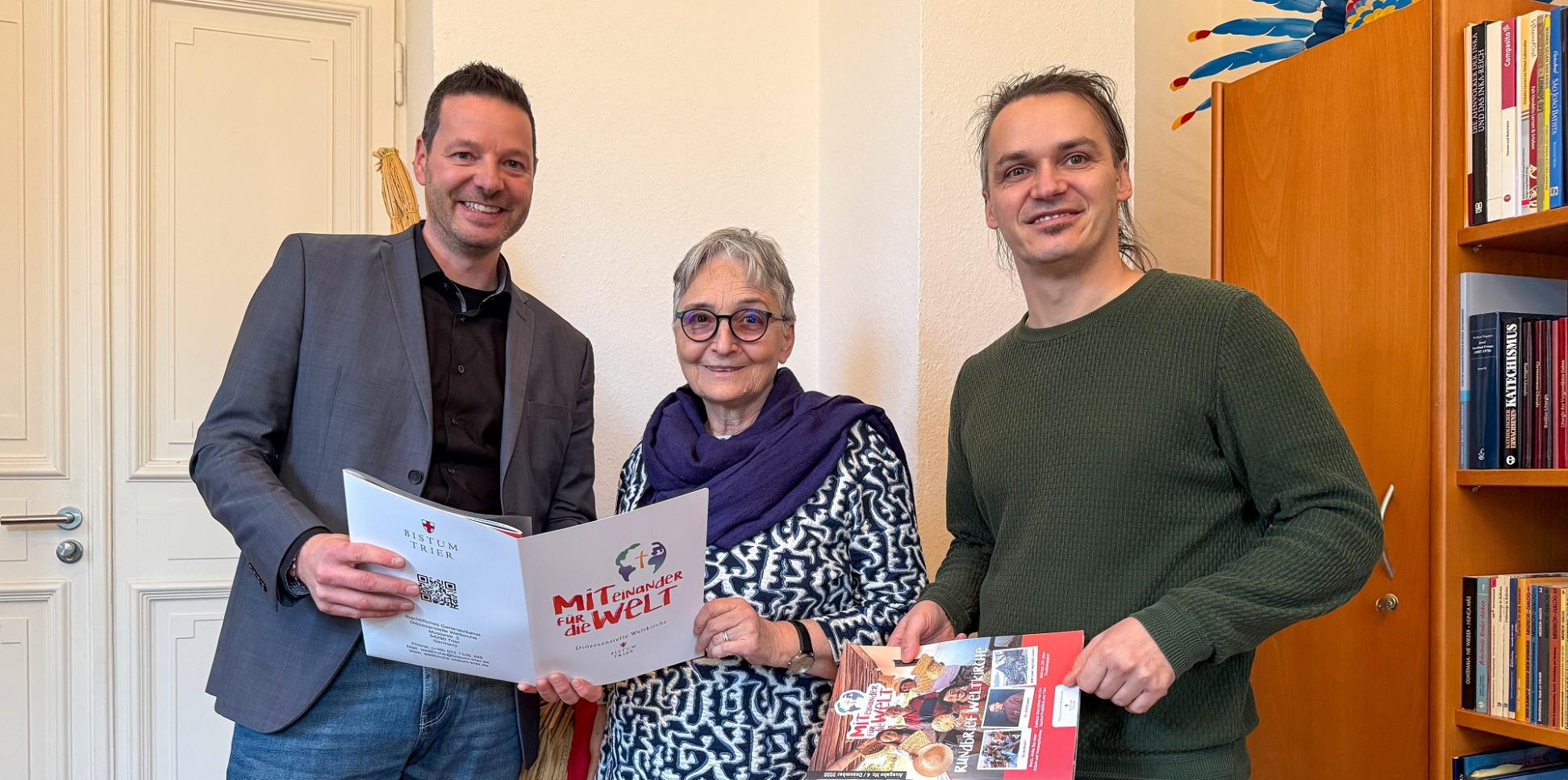 Zum Besuch in Trier gehört für Gisela Häring ein Gespräch mit Dr. Thorsten Hoffmann (links) und Tomek Welke von der Diözesanstelle Weltkirche.