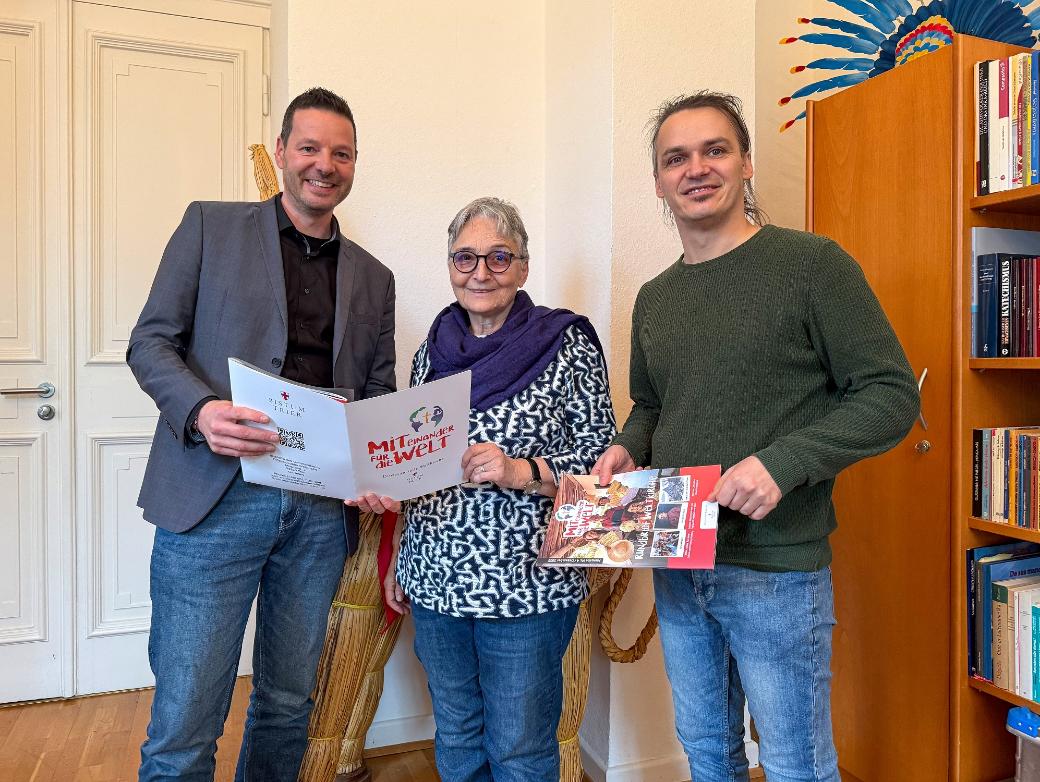 Zum Besuch in Trier gehört für Gisela Häring ein Gespräch mit Dr. Thorsten Hoffmann (links) und Tomek Welke von der Diözesanstelle Weltkirche.