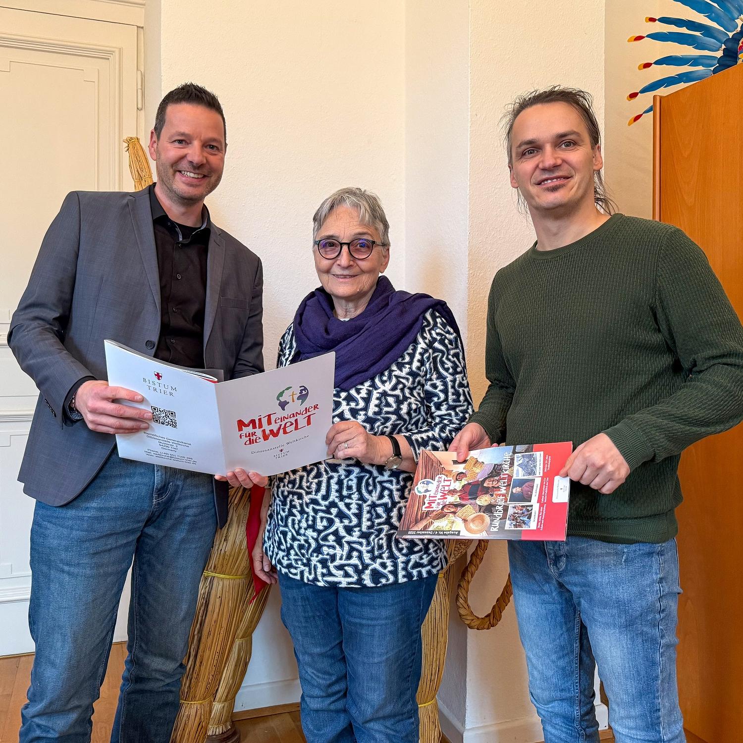 Zum Besuch in Trier gehört für Gisela Häring ein Gespräch mit Dr. Thorsten Hoffmann (links) und Tomek Welke von der Diözesanstelle Weltkirche.