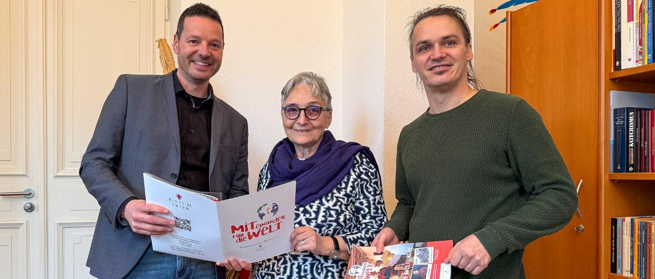 Zum Besuch in Trier gehört für Gisela Häring ein Gespräch mit Dr. Thorsten Hoffmann (links) und Tomek Welke von der Diözesanstelle Weltkirche.