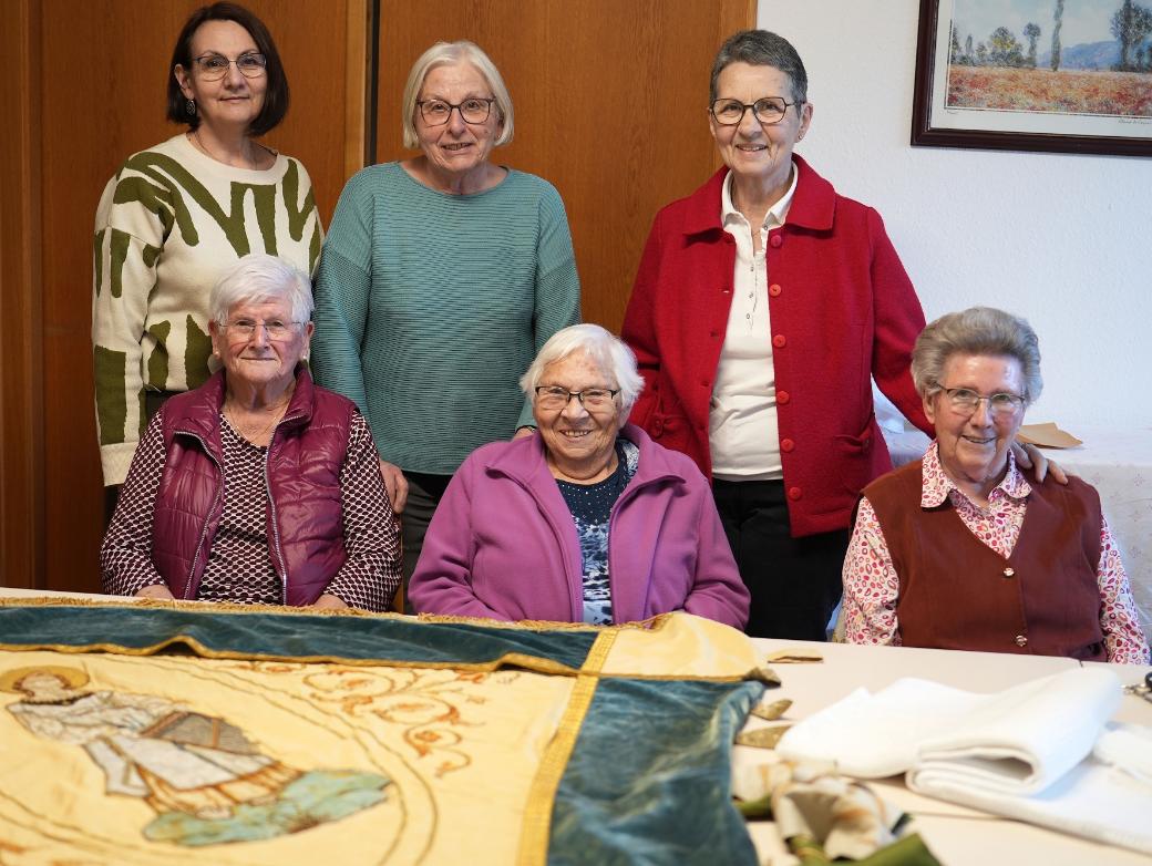 Tatjana Hoffmann, Renate Bartel und Lotti Dienhart (hinten, von links) sowie Elfriede Bollig, Leni Thull und Elisabeth Lex (vorne, von links).