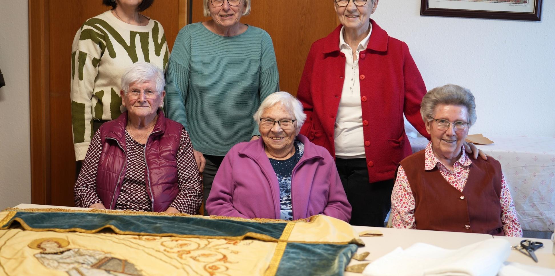 Tatjana Hoffmann, Renate Bartel und Lotti Dienhart (hinten, von links) sowie Elfriede Bollig, Leni Thull und Elisabeth Lex (vorne, von links).