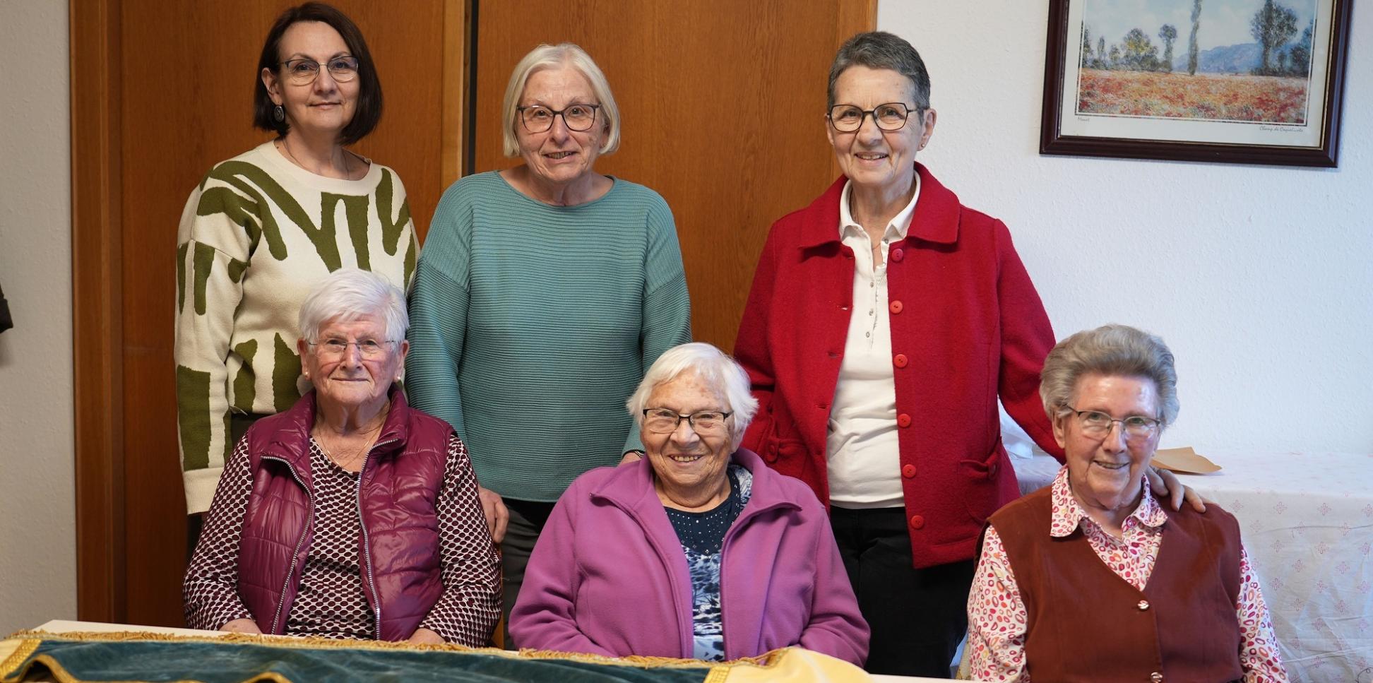 Tatjana Hoffmann, Renate Bartel und Lotti Dienhart (hinten, von links) sowie Elfriede Bollig, Leni Thull und Elisabeth Lex (vorne, von links).