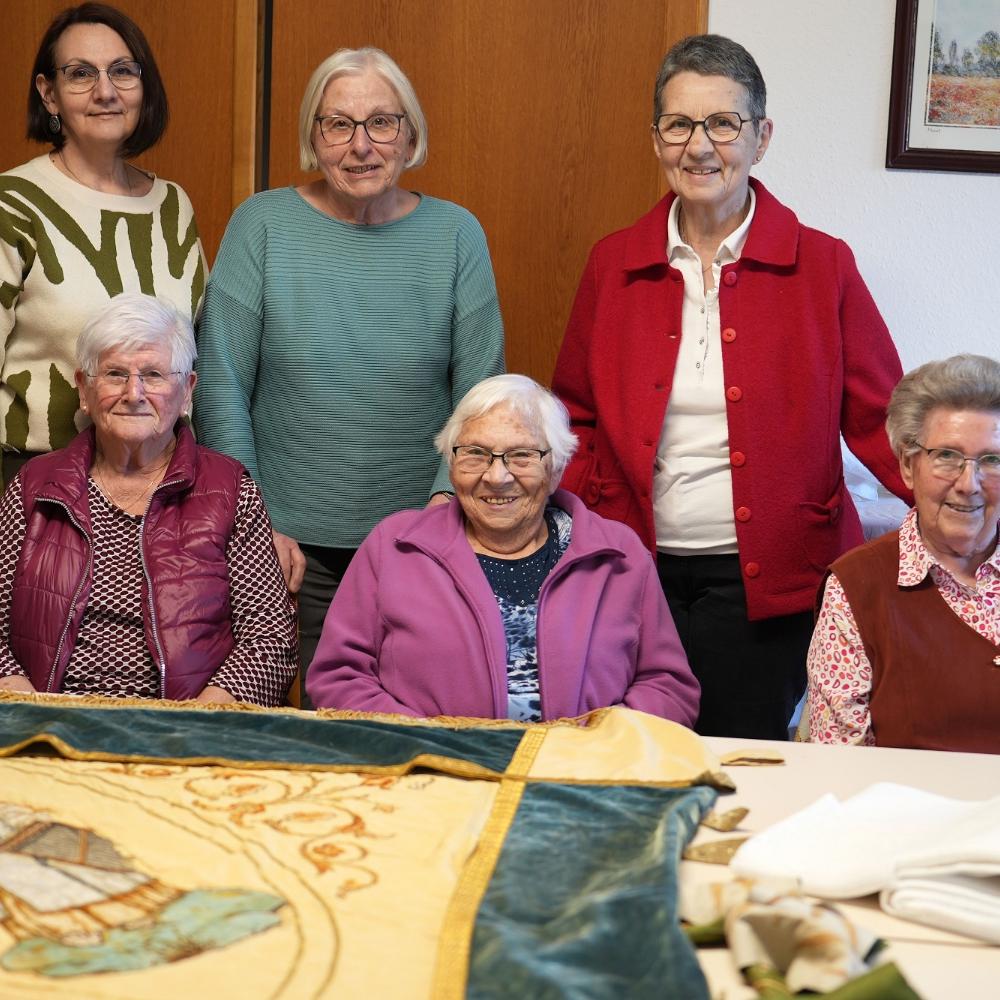 Tatjana Hoffmann, Renate Bartel und Lotti Dienhart (hinten, von links) sowie Elfriede Bollig, Leni Thull und Elisabeth Lex (vorne, von links).
