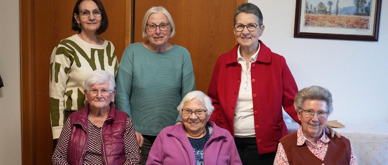 Tatjana Hoffmann, Renate Bartel und Lotti Dienhart (hinten, von links) sowie Elfriede Bollig, Leni Thull und Elisabeth Lex (vorne, von links).