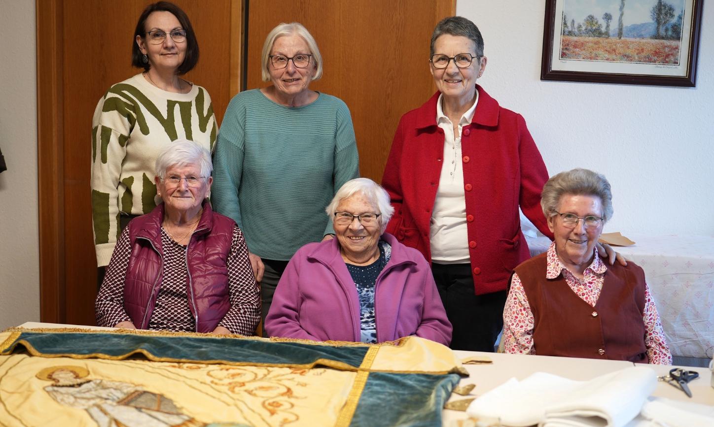 Tatjana Hoffmann, Renate Bartel und Lotti Dienhart (hinten, von links) sowie Elfriede Bollig, Leni Thull und Elisabeth Lex (vorne, von links).