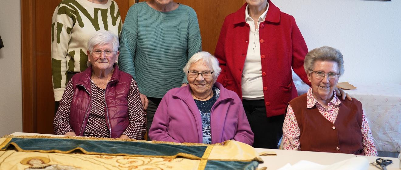 Tatjana Hoffmann, Renate Bartel und Lotti Dienhart (hinten, von links) sowie Elfriede Bollig, Leni Thull und Elisabeth Lex (vorne, von links).